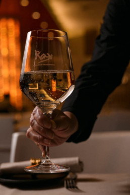 Vino bianco servito dal cameriere Kayi Ristorante Giapponese Reggio Emilia Parma